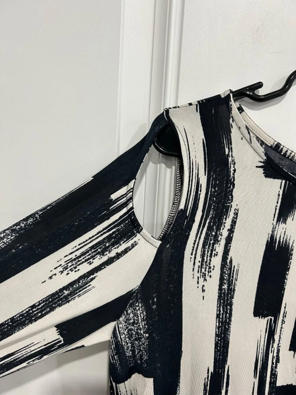 Ariella Women's Black & White Abstract Cold Shoulder Dress Size M